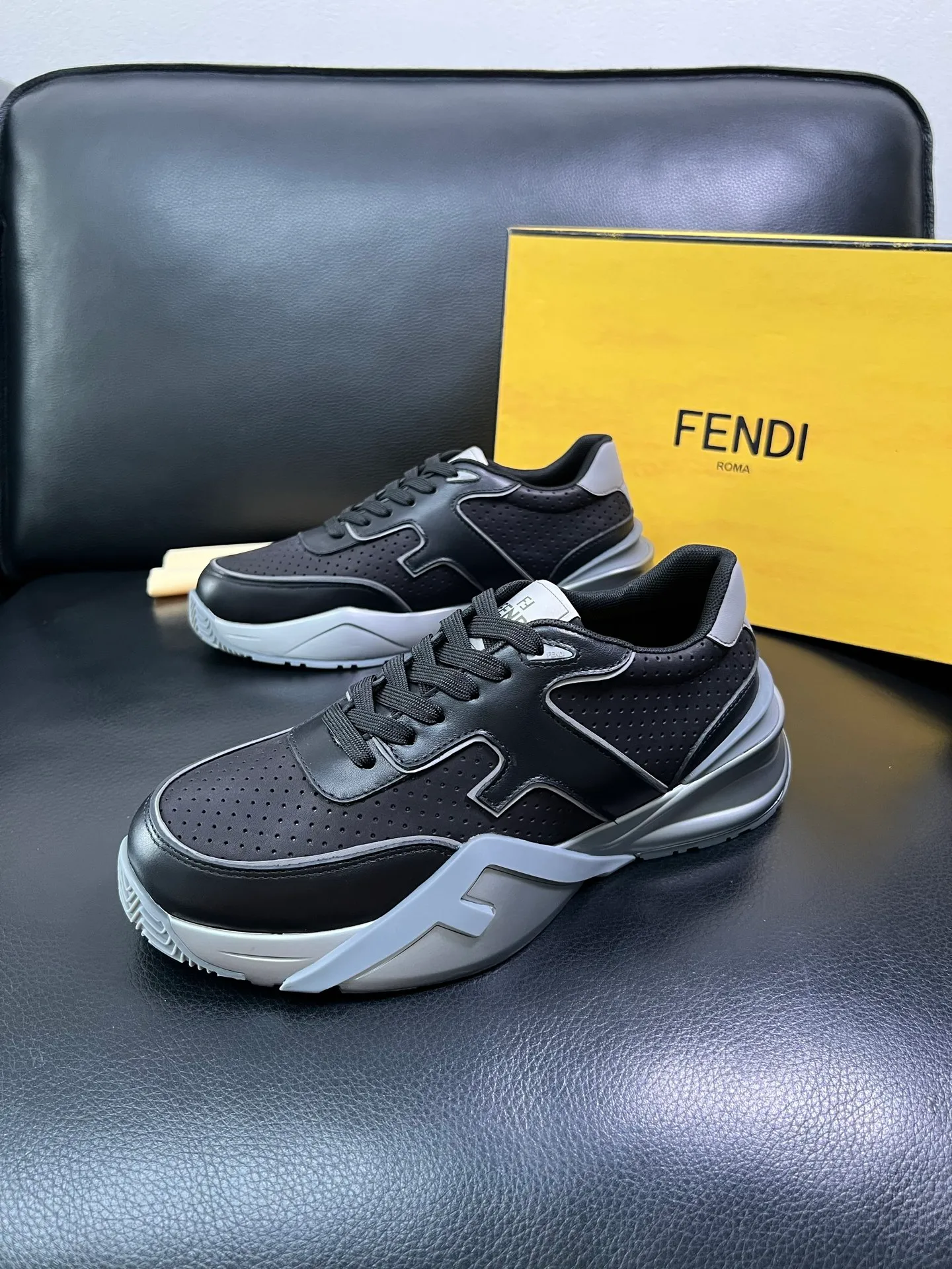Men's shoes 💰840 FENDI top purchasing Fendi counters are equipped with the original factory, original fabrics imported from Italy, breathable and comfortable cowhide lining, soles: original soles specially provided by the original factory are super comfortable, original factory orders 🔍high quality, you can enter and exit the counter at will, welcome to compare, code number 39-44 (customized 38-45) 85856